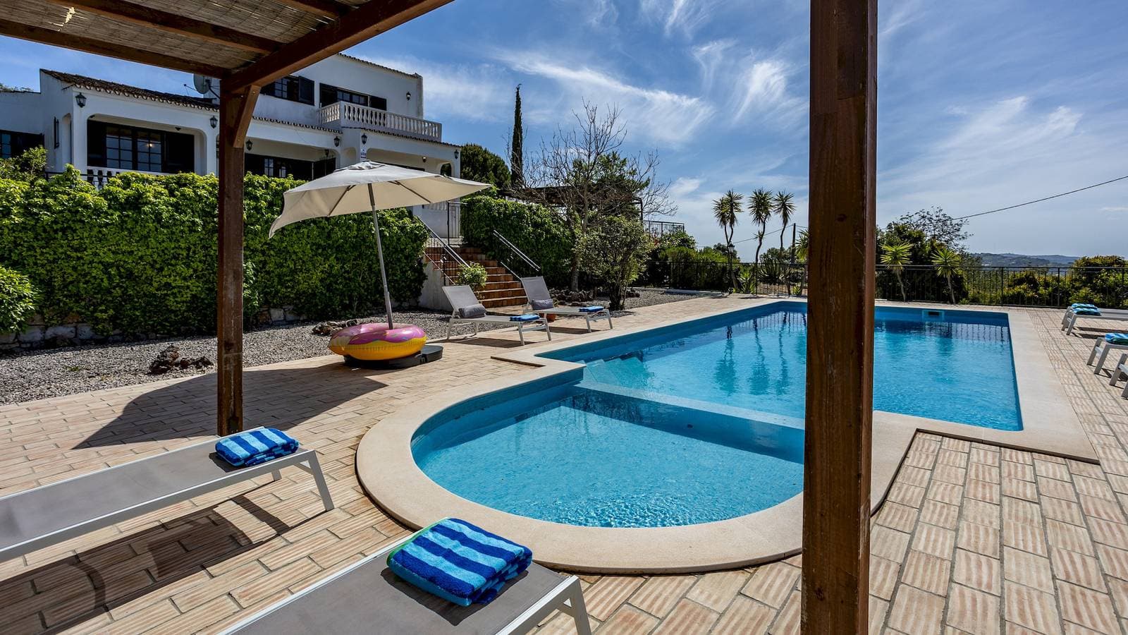 Foto 2 von 43: Villa für 8 Personen mit Garten