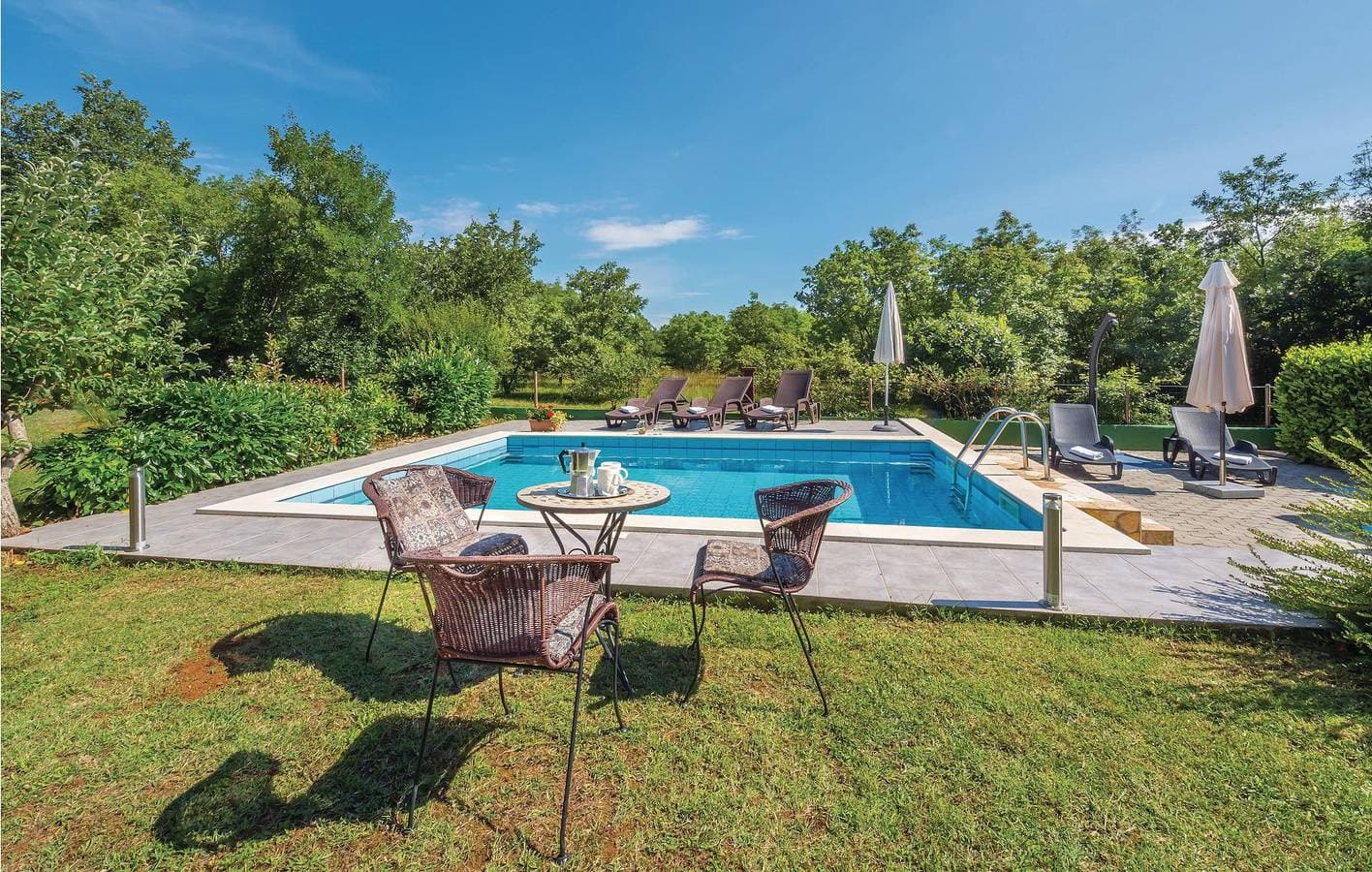 Foto 9 von 47: Charmante Unterkunft, 2 km von Raša entfernt: Geräumiges Apartment mit Pool und Terrasse