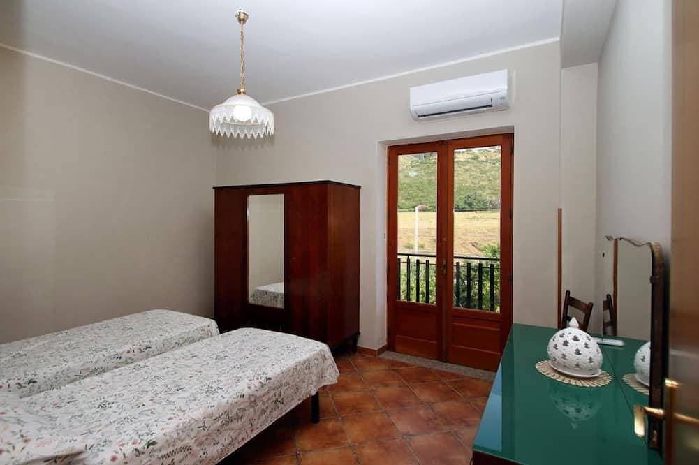 Foto 7 von 25: Giardino al Mare di Anna ist eine Wohnung im dritten und letzten Stock eines alten Herrenhauses, umgeben von der Landschaft der Piana di Caronia und nur wenige Schritte vom Meer entfernt.Die Unterkunft besteht aus einer großen Wohnküche mit Schlafsofa,