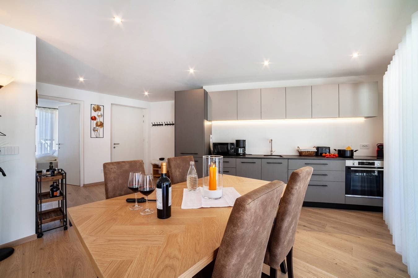Foto 10 von 27: Ferienwohnung 'Adler Living Attika Wohnung' mit Bergblick, Terrasse & WLAN