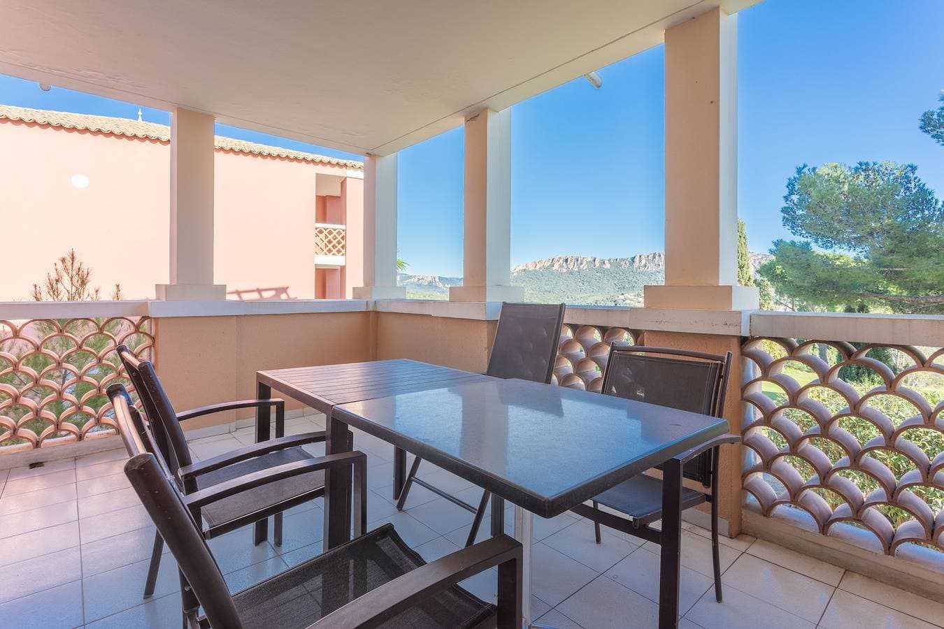 Foto 6 von 32: Einzimmerapartment 'Cap Esterel' mit Bergblick, Gemeinschaftspool und Klimaanlage
