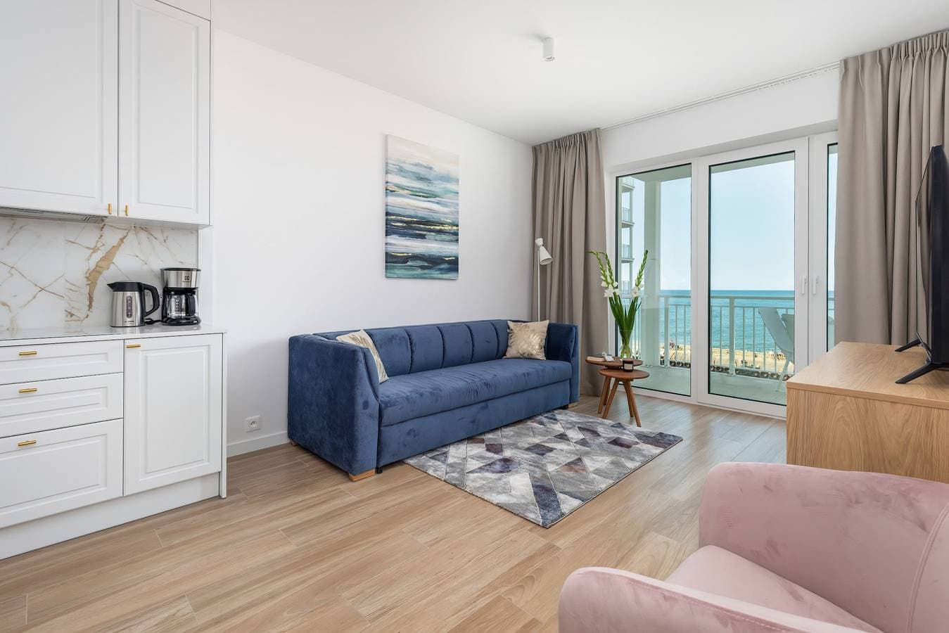 Foto 6 von 23: Stylish Apartment with Sea View | Balcony and Parking