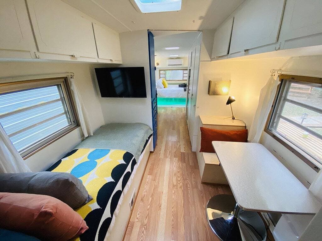 Foto 8 von 22: The Austin LoveStream! New Hot Tub, Full Bathroom, Deck & Grill!
