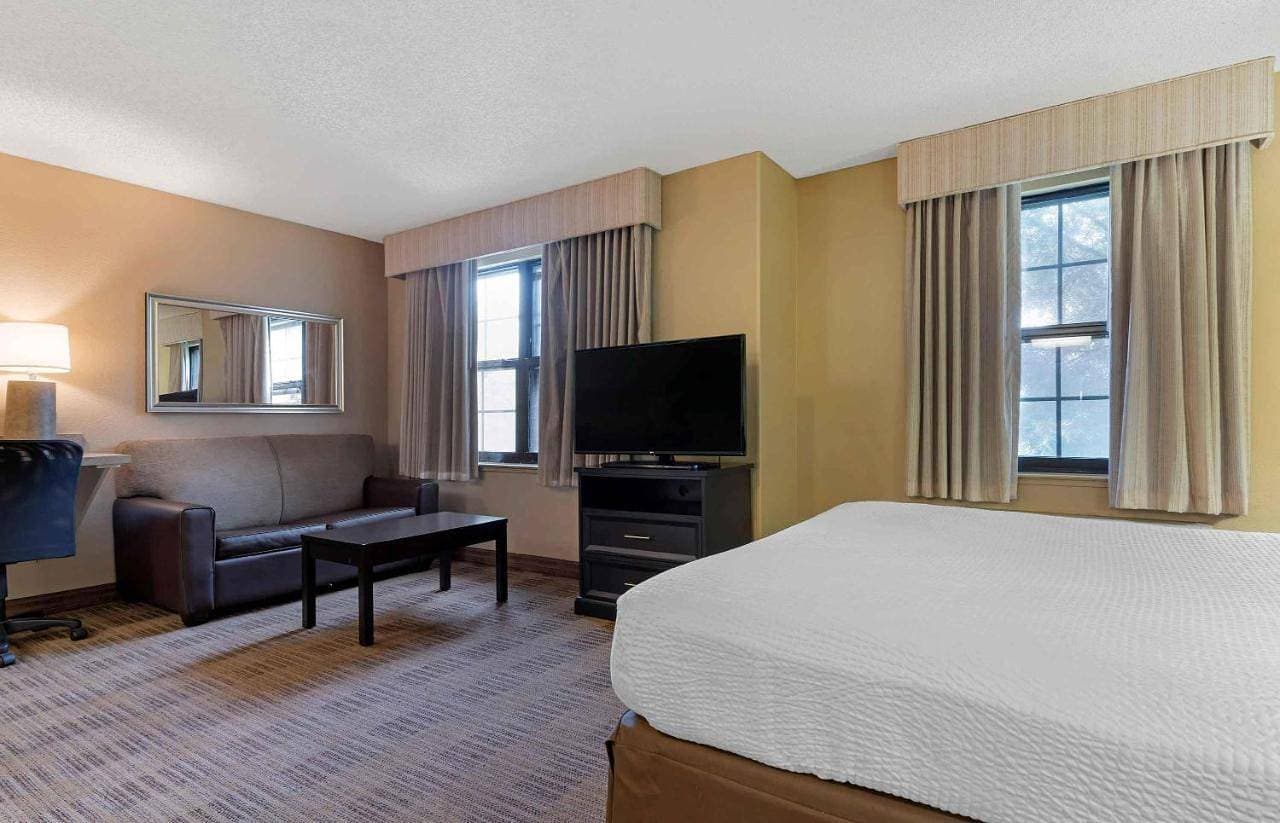 Foto 7 von 16: Deluxe Studio with 1 Queen Bed - Non-Smoking