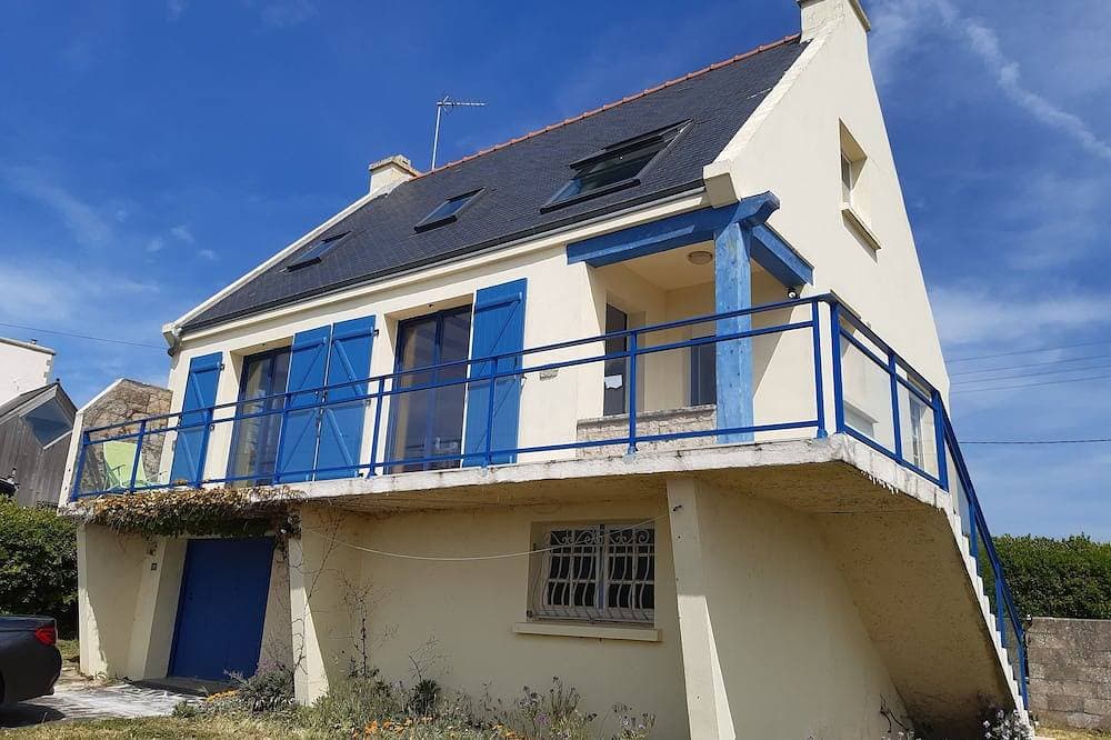 Brittany House with superb sea views, parking available. Pets welcome. 1