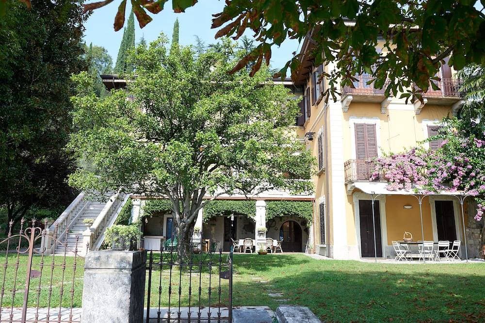 Foto 10 von 30: Gardasee Salò Luxuswohnung in alter romantischer Familienvilla, Terrasse, Garten