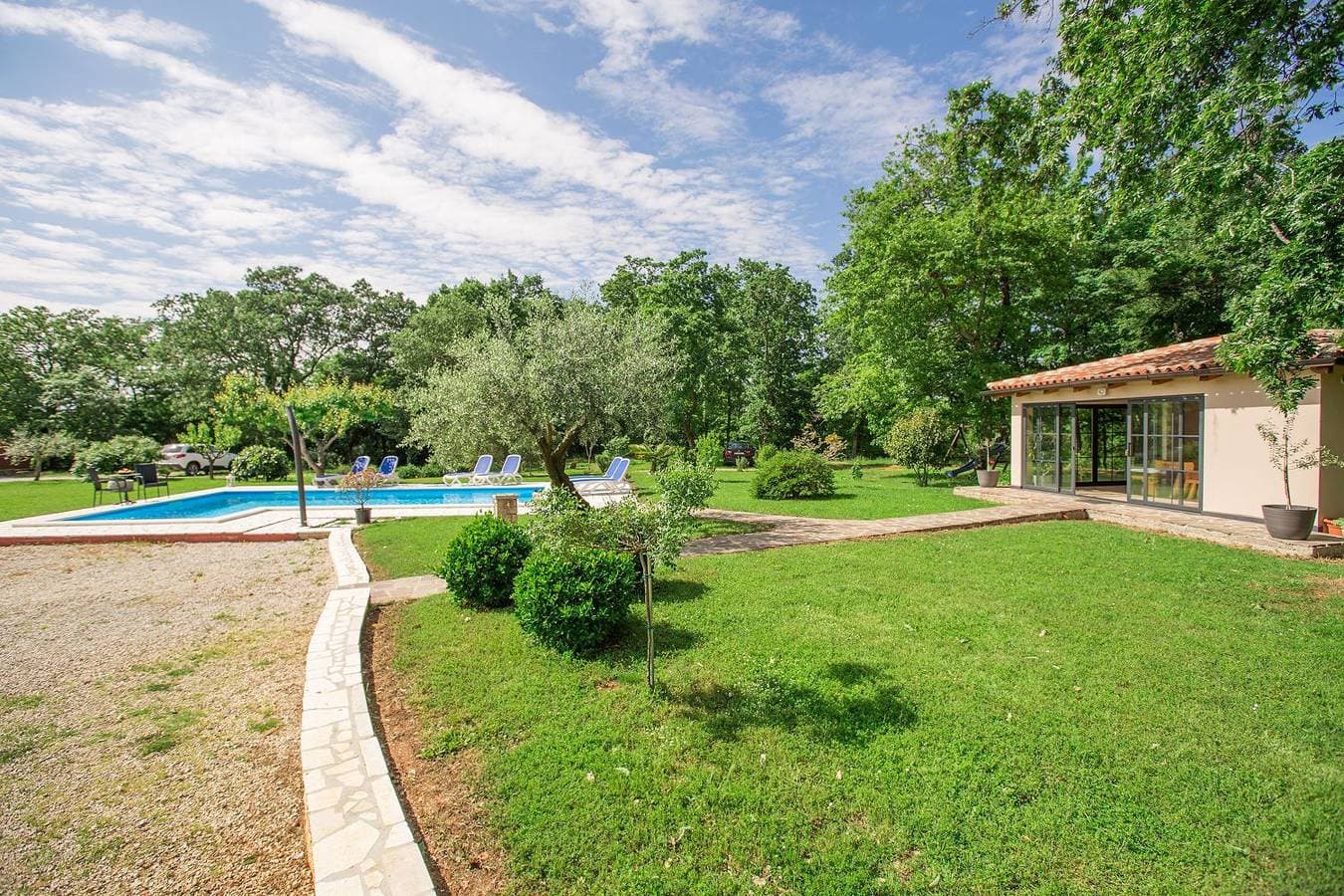 Foto 9 von 32: Hundefreundliches Paradies mit Pool, Spielplatz, Grillbereich, privater Terrasse