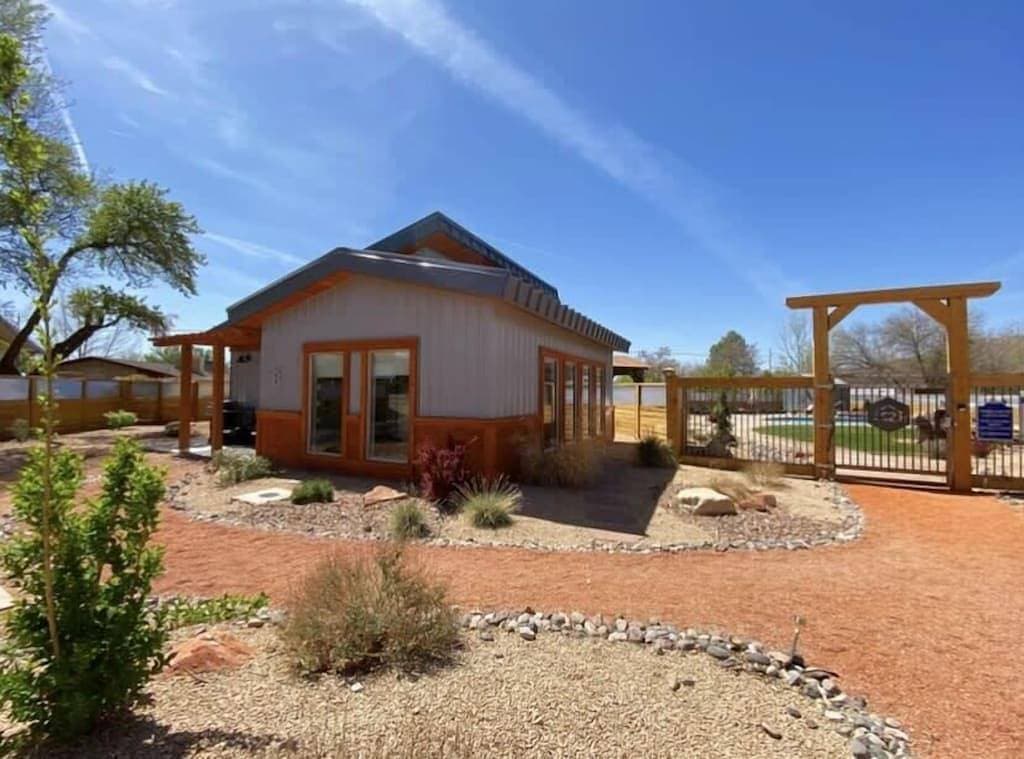 Foto 10 von 50: Luxe stay in Kanab with stargazing rooftop deck, pool & hot tub
