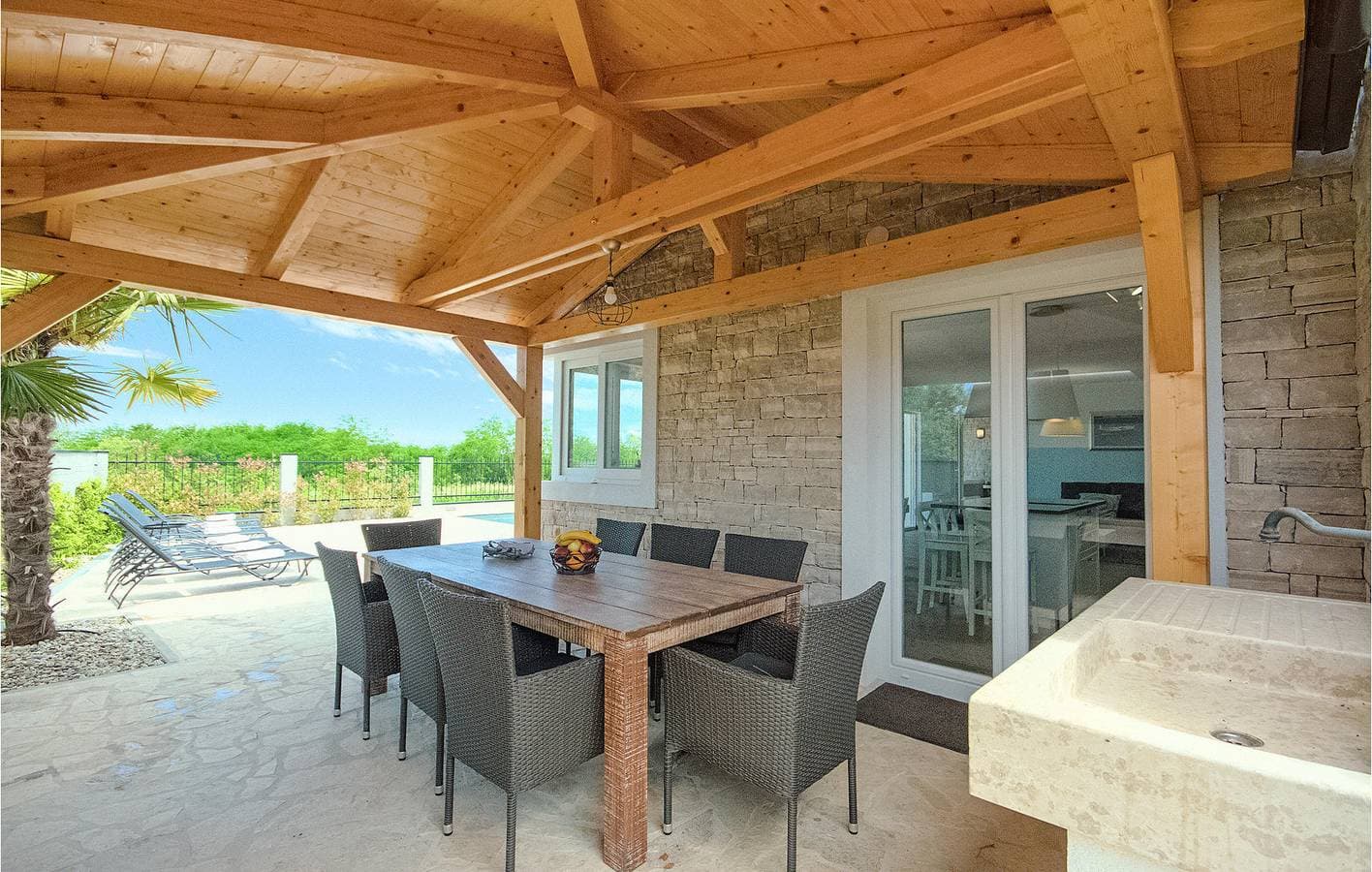 Foto 8 von 57: Geräumige 2-Zimmer-Wohnung mit Pool, WLAN und Parkplatz in der Nähe von Kukci