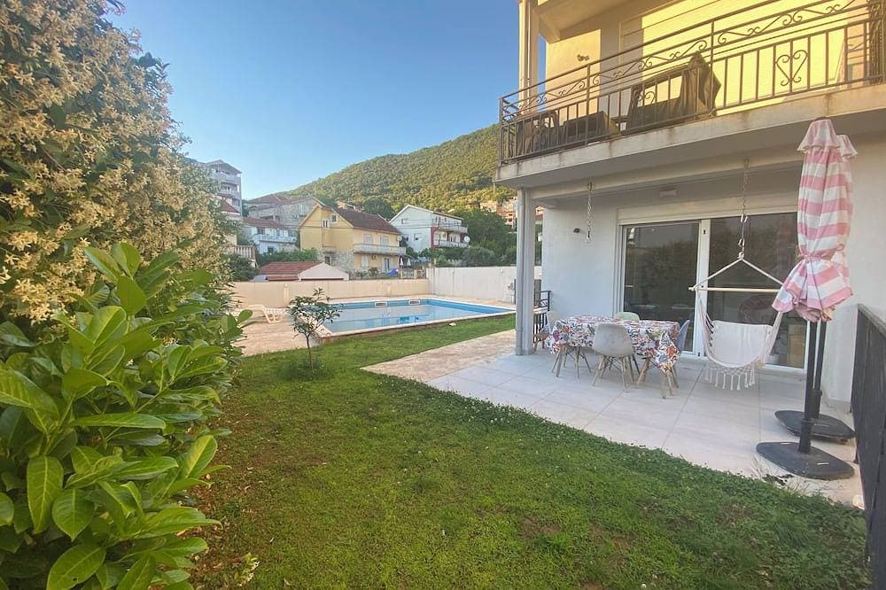 One Bedroom Apt Near Center with Pool and Garden 1