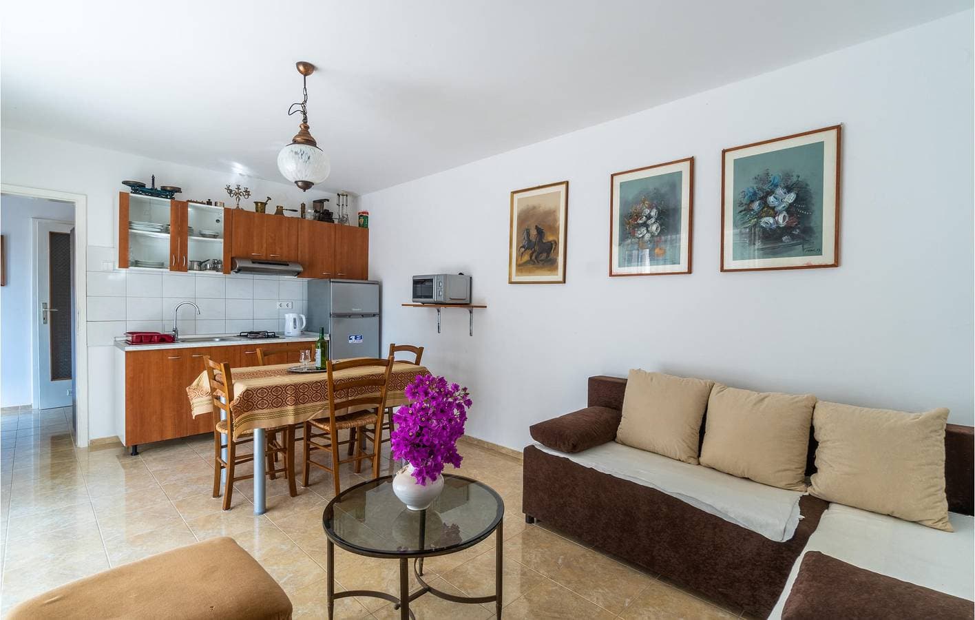 Foto 3 von 14: Gemütliche Ferienwohnung mit Terrasse in der Nähe des Strandes Bijela