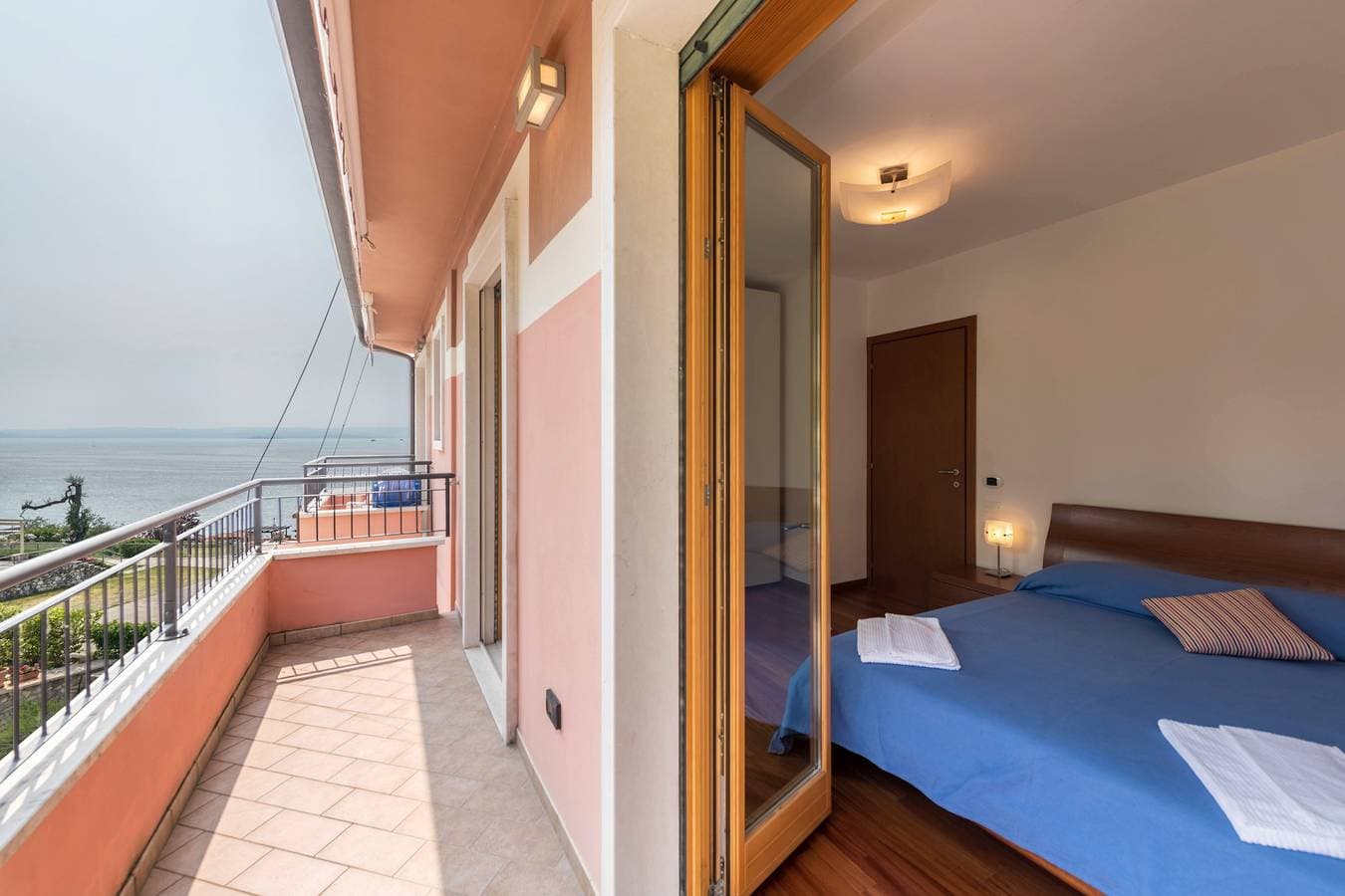 Foto 12 von 31: Ferienwohnung „Luminoso appartamento vista lago“ mit Garten & Seeblick