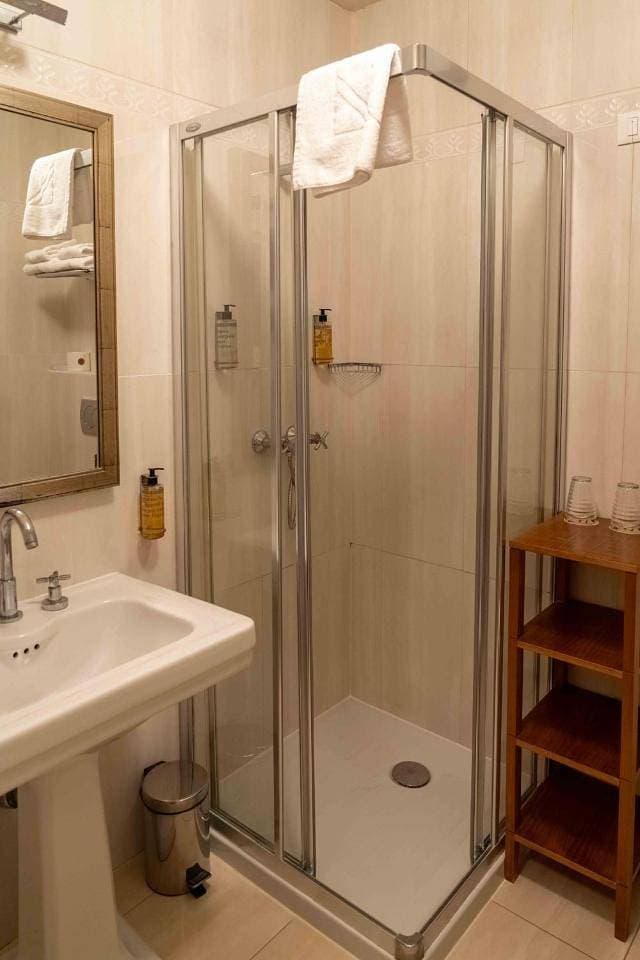 Foto 11 von 12: Standard Double or Twin Room
