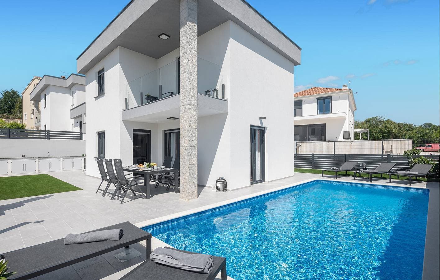 Foto 2 von 36: Geräumige 1-Zimmer-Wohnung mit Pool und Terrasse in der Nähe des Stadtzentrums von Kadumi