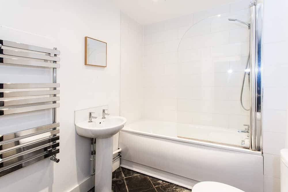 Foto 9 von 17: Budget-Studio-Gemeinsames Badezimmer