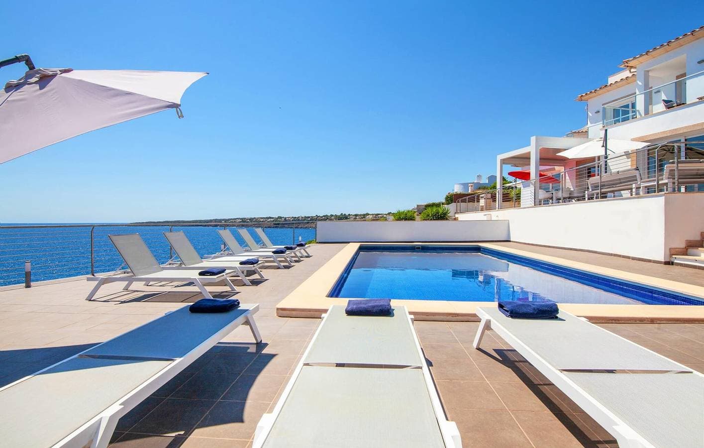 Foto 6 von 57: Apartment mit Meerblick, Pool und Küche in der Nähe des Strandes Cala Pi