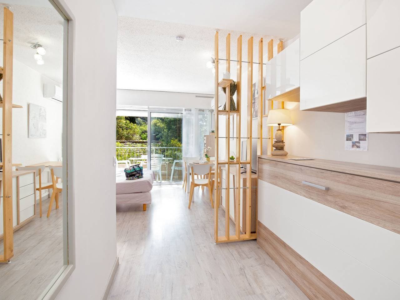 Foto 4 von 12: Au Coeur de Saint-Raphaël: Studio pour 3, Climatisé, Balcon à 50m de la Plage, WiFi, Parking Dispo