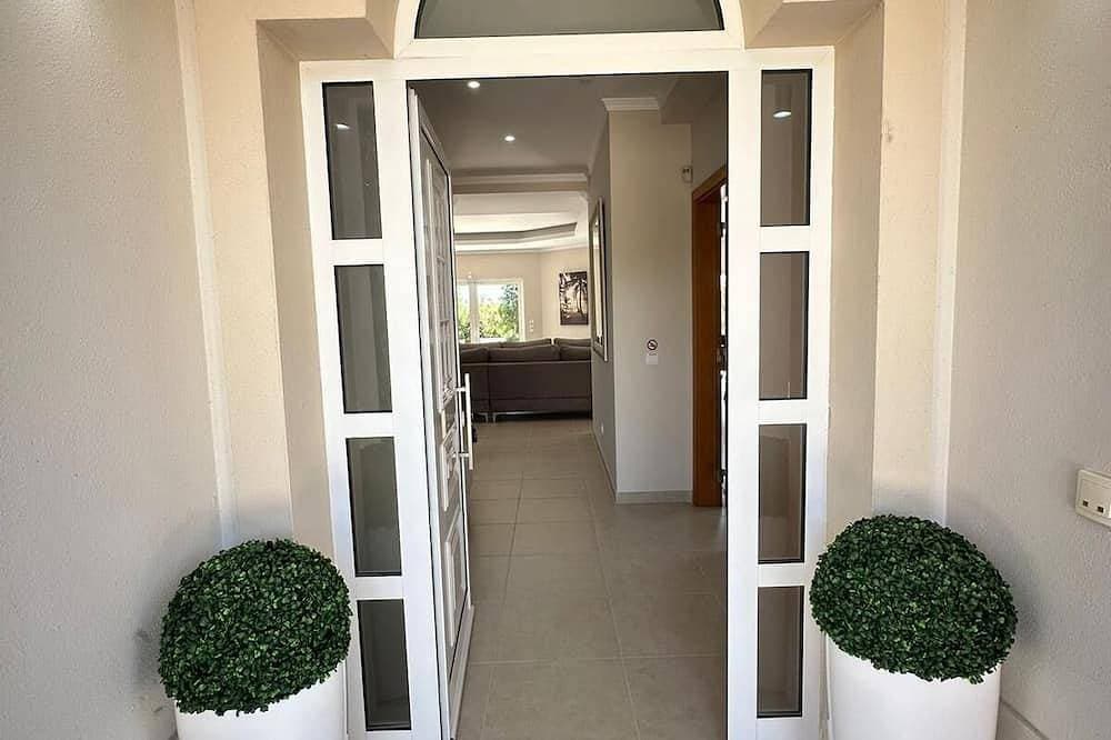 Foto 6 von 30: Makellose und luxuriöse moderne Villa mit großem Infinity-Pool und Spa (für 10 Personen)