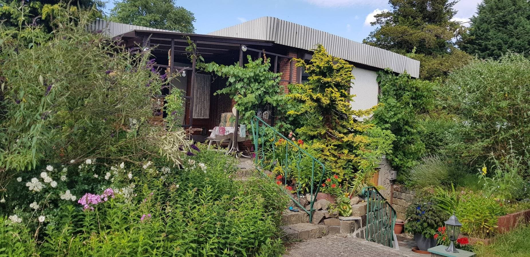 Foto 2 von 14: Bungalow 'Urgemütliches Am See' mit privater Terrasse und privatem Garten