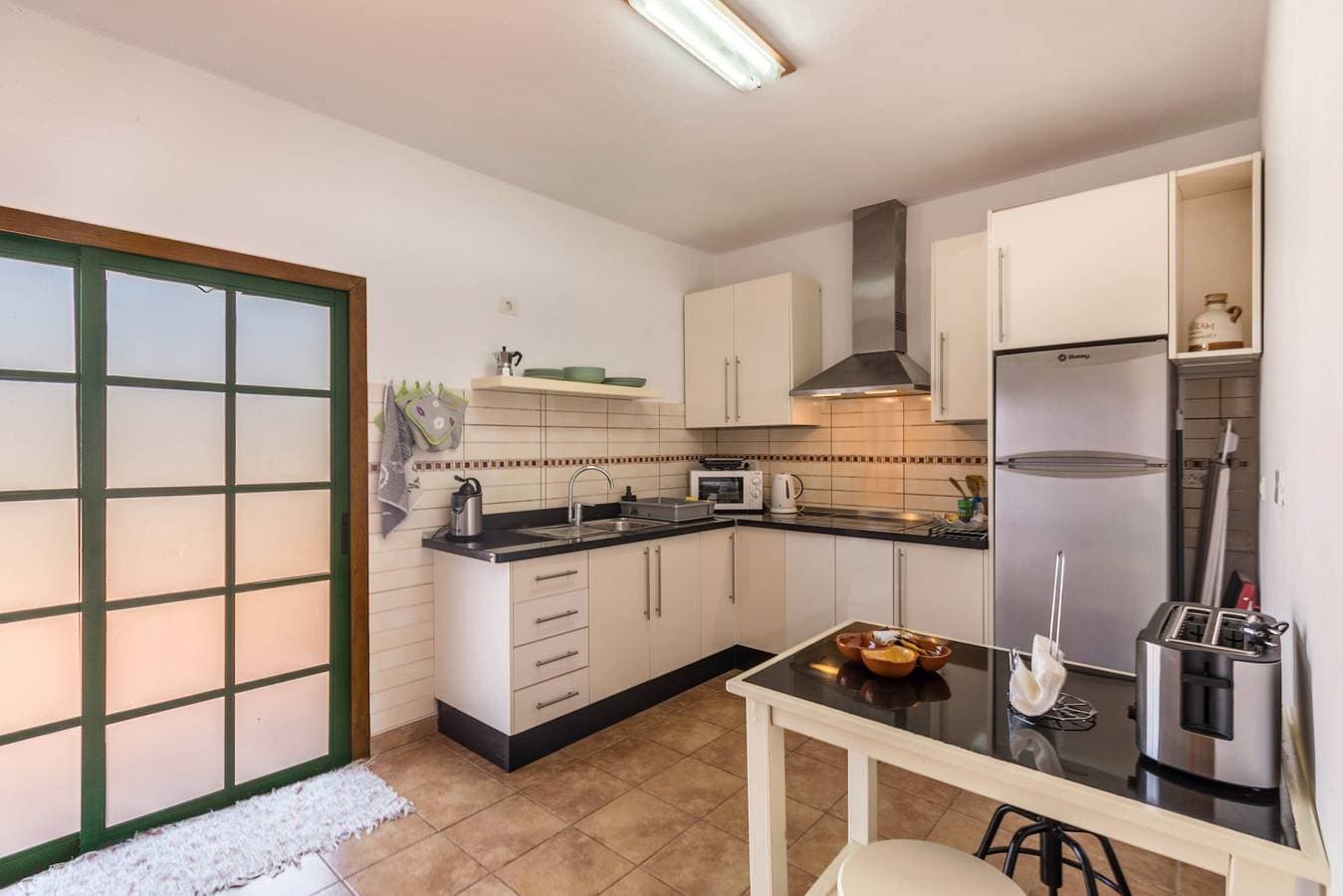 Foto 11 von 26: Haustierfreundliche Ferienwohnung mit Meerblick, Terrasse, Gemeinschaftspool und WLAN