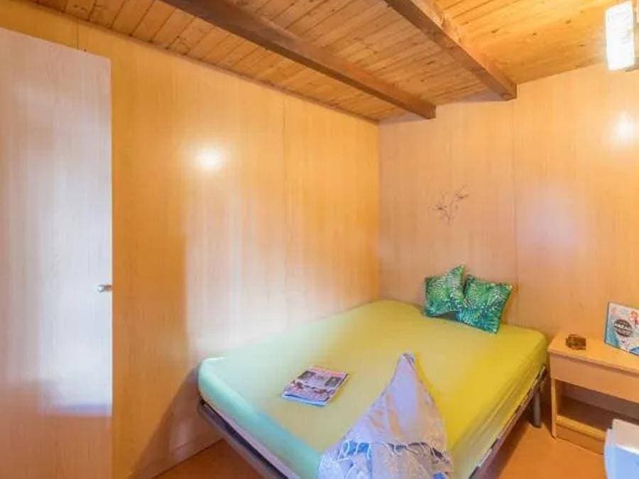 Foto 4 von 83: Camping Cala Llevado - Sea Green By Sunêlia - Chalet 2 personen - Low Cost 1 Zimmer ohne Sanitäranlagen