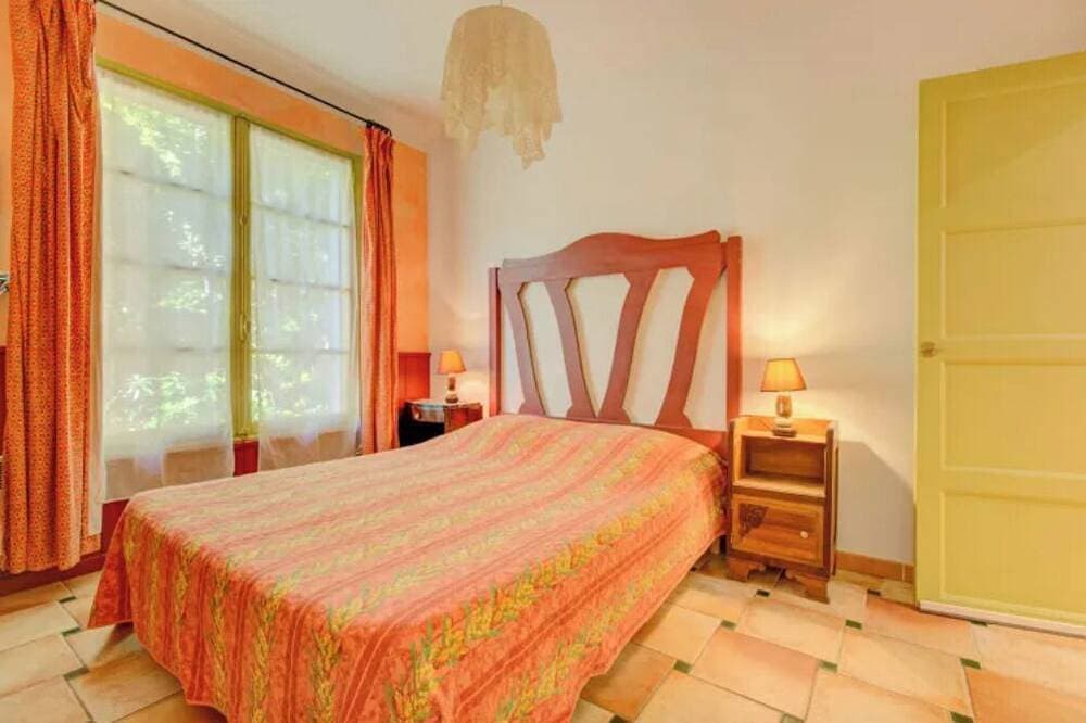 Foto 3 von 20: Charming cottage in Réattu with terrace and park view - sleeps