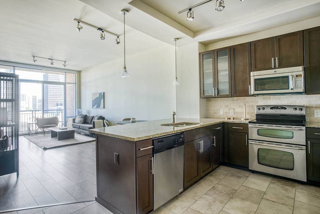 Foto 11 von 30: Sleek Downtown 1Br w/ Gym, W/D & Deck, walk to 6th St bars, by Blueground