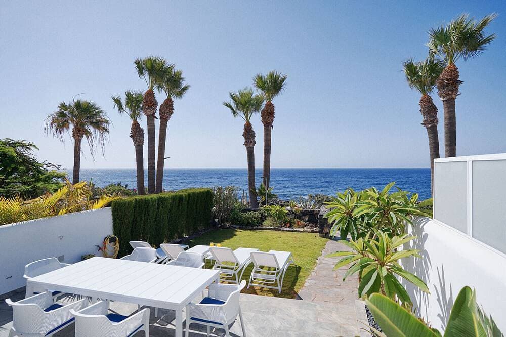 Bright oceanfront bungalow with views, garden and coastal style, 91 1