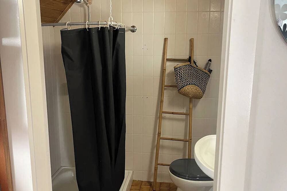 Foto 5 von 10: Chambre, Salle de Bain et Toilettes Privatifs Dans Appartement à 2 pas du lac