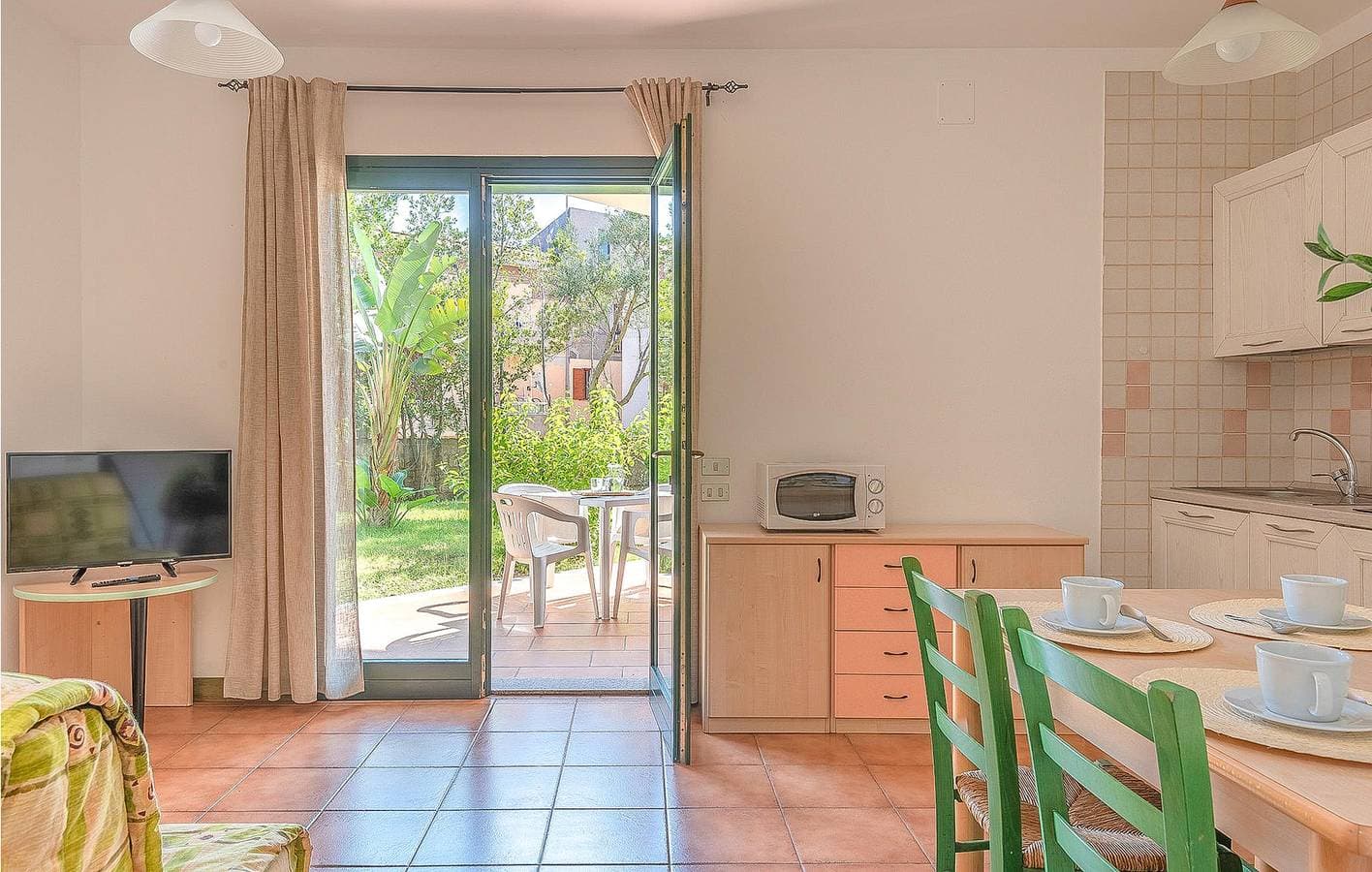 Foto 6 von 23: Gemütliches Apartment mit AC, Parkplatz, Küche, Pool & WiFi - Nähe Strand!