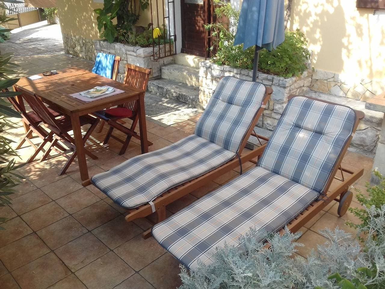Foto 3 von 21: Komfortables Ferienhaus mit Palmen, Weinreben und Liegestühlen im Garten