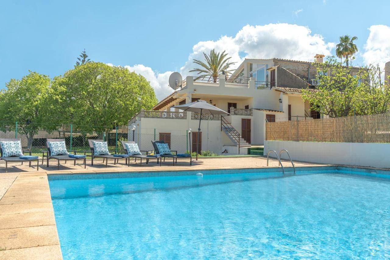 Family friendly Villa Vista, with spacious pool, stunning mountain view & distant sea panorama 1