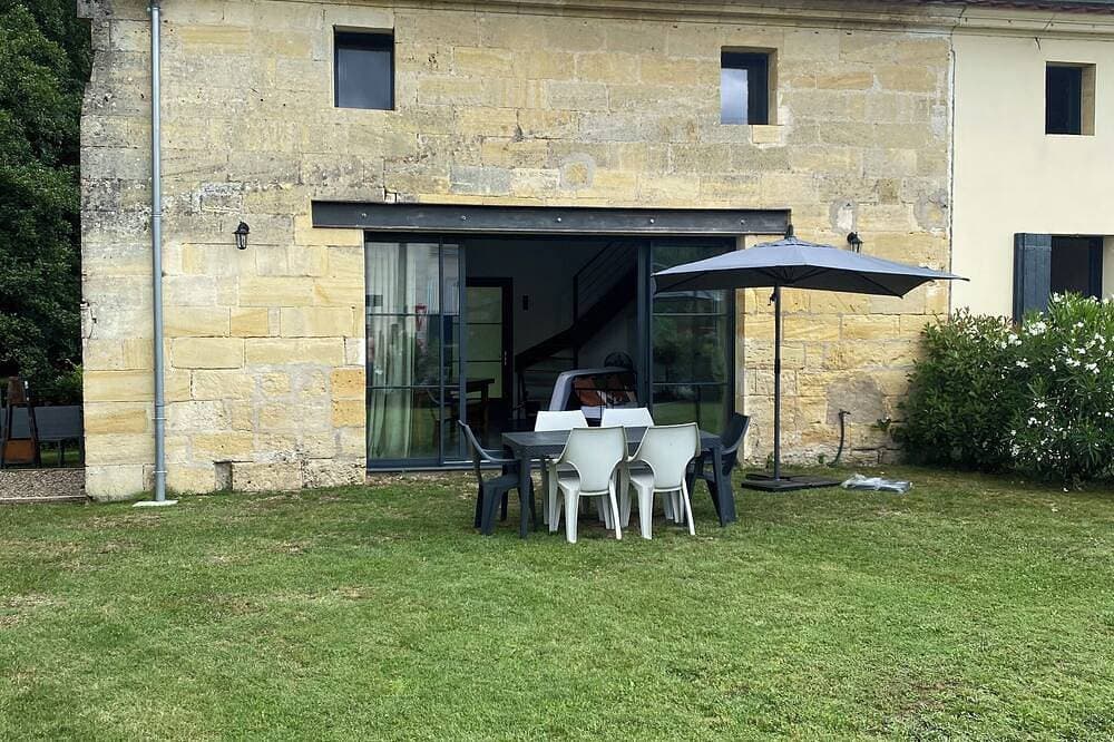 Foto 8 von 12: Ancienne Grange Renovee Dans Une Batisse En Pierre De Tailles Avec Jardin