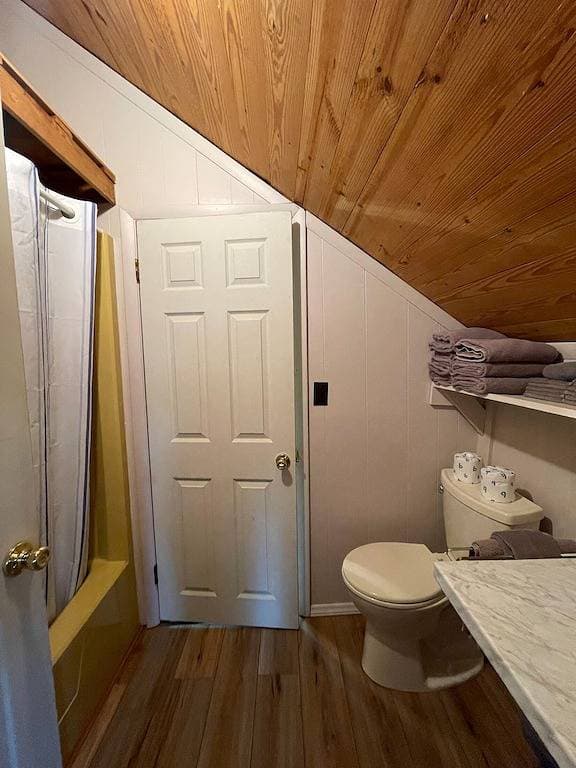 Foto 5 von 17: Cabins In The Pines Unit 3-Motorcycle Friendly-Wood Fireplace - Covered Porch