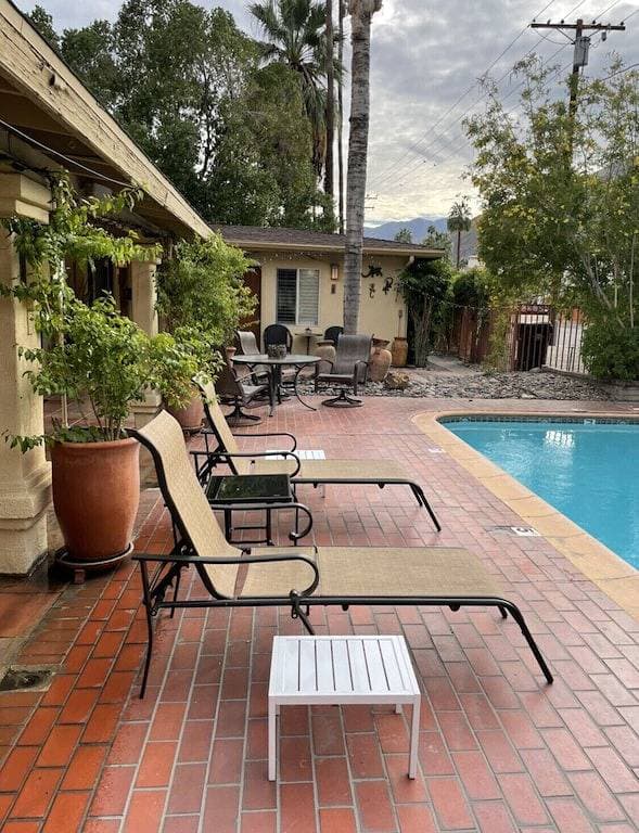Foto 9 von 33: Room 5️⃣ studio in a boutique hotel with kitchen by the pool in downtown Ps