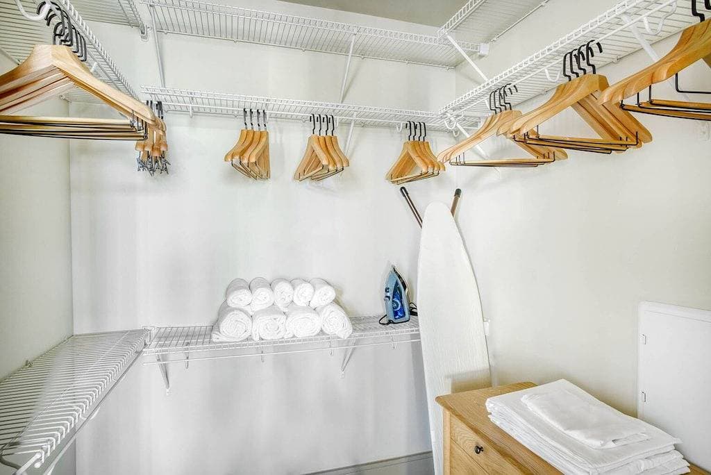 Sleek Downtown 1Br w/ Gym, W/D & Deck, walk to 6th St bars, by Blueground 1