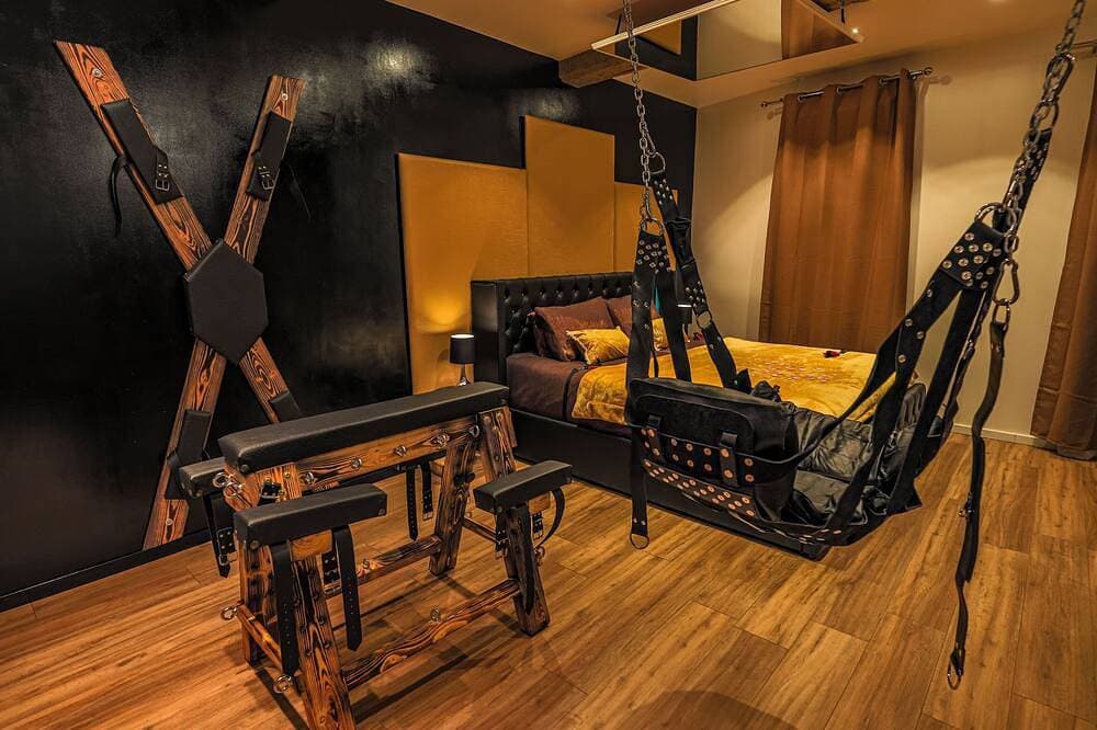 Foto 3 von 11: The bdsm loveroom in Grasse \"The room of desires\"