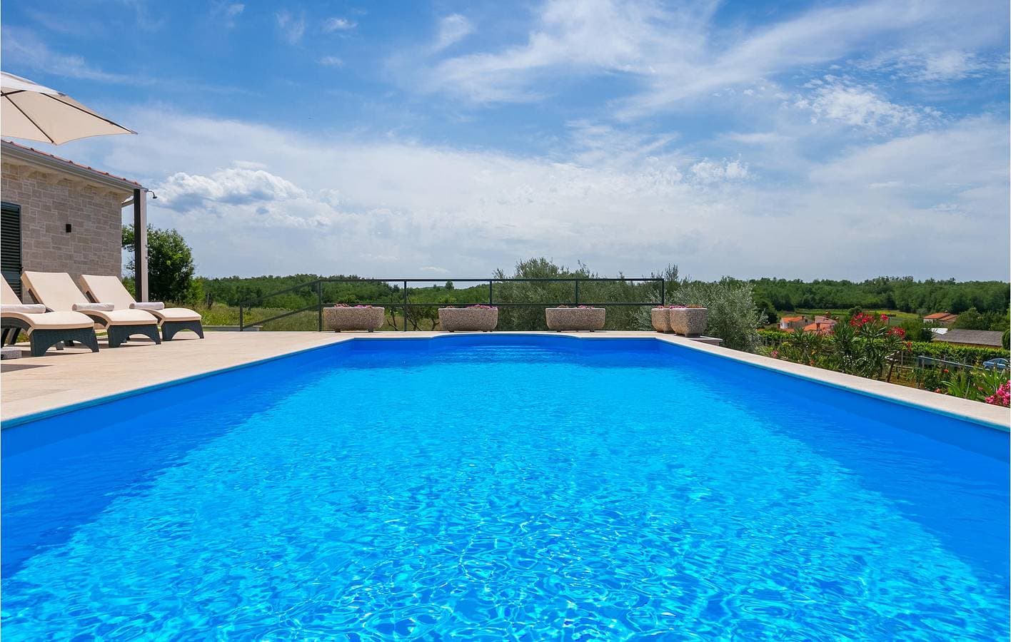 Foto 11 von 61: Charmante 2-Zimmer-Wohnung mit Pool, Parkplatz und WLAN