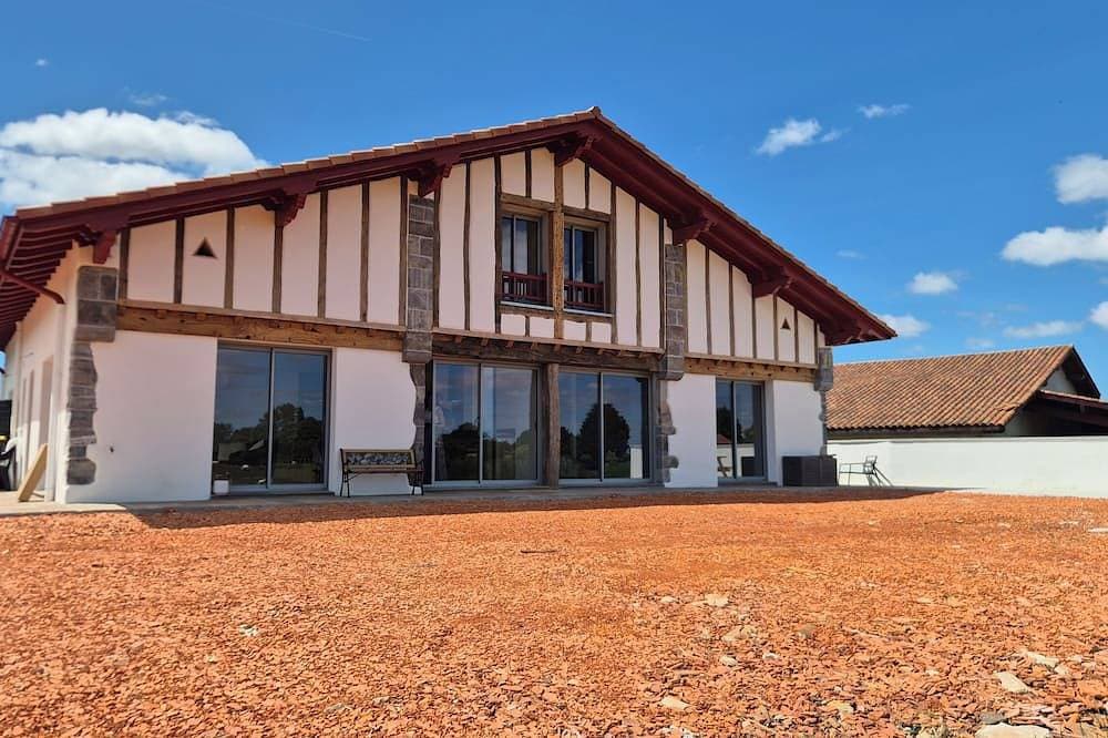 Foto 11 von 17: Completely renovated 18th century Basque farmhouse, in a quiet location with views of the hills.