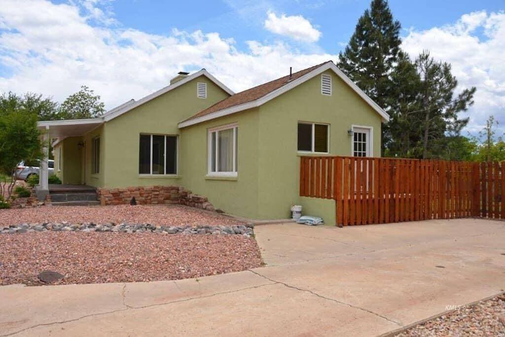 Foto 2 von 49: Riley's Retreat - Komfortables 2Bd, 2Ba Haustierfreundliches Cottage in Kanab