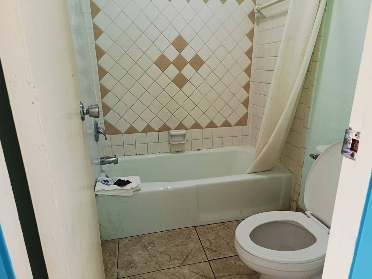 Foto 13 von 23: Edinburg, Texas | Kingsize-Bett | Rauchen