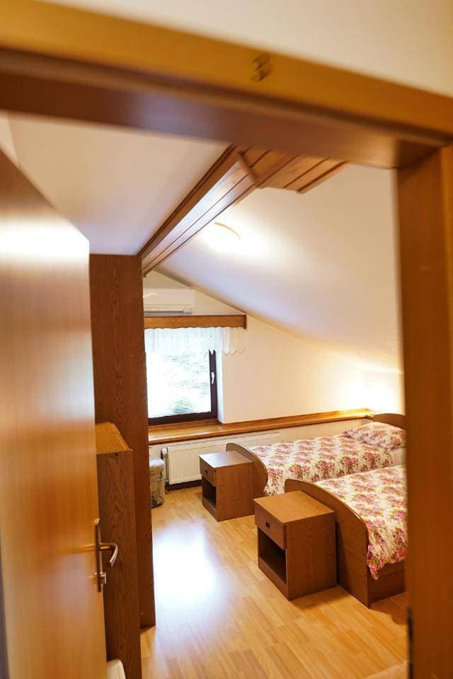 Foto 12 von 14: Basic Triple Room with Shared Bathroom