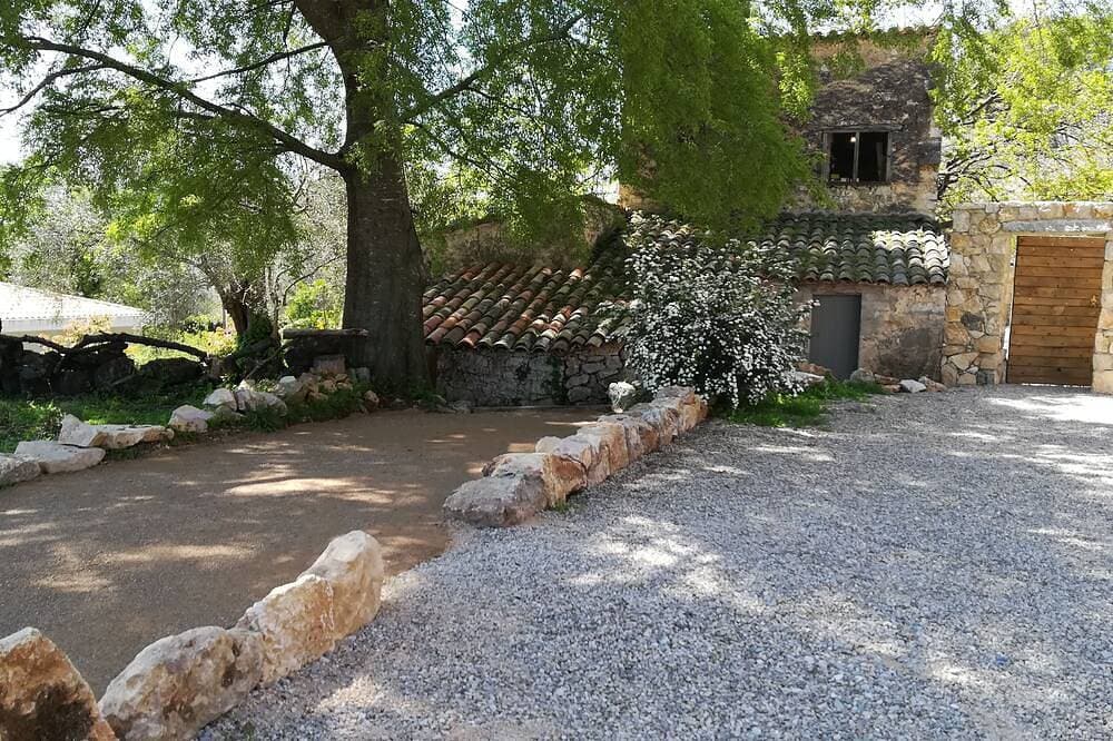 Foto 8 von 14: Mas Osmeea - Mimosa Suite.  On the 1st floor of a wing of the farmhouse, privacy preserved.