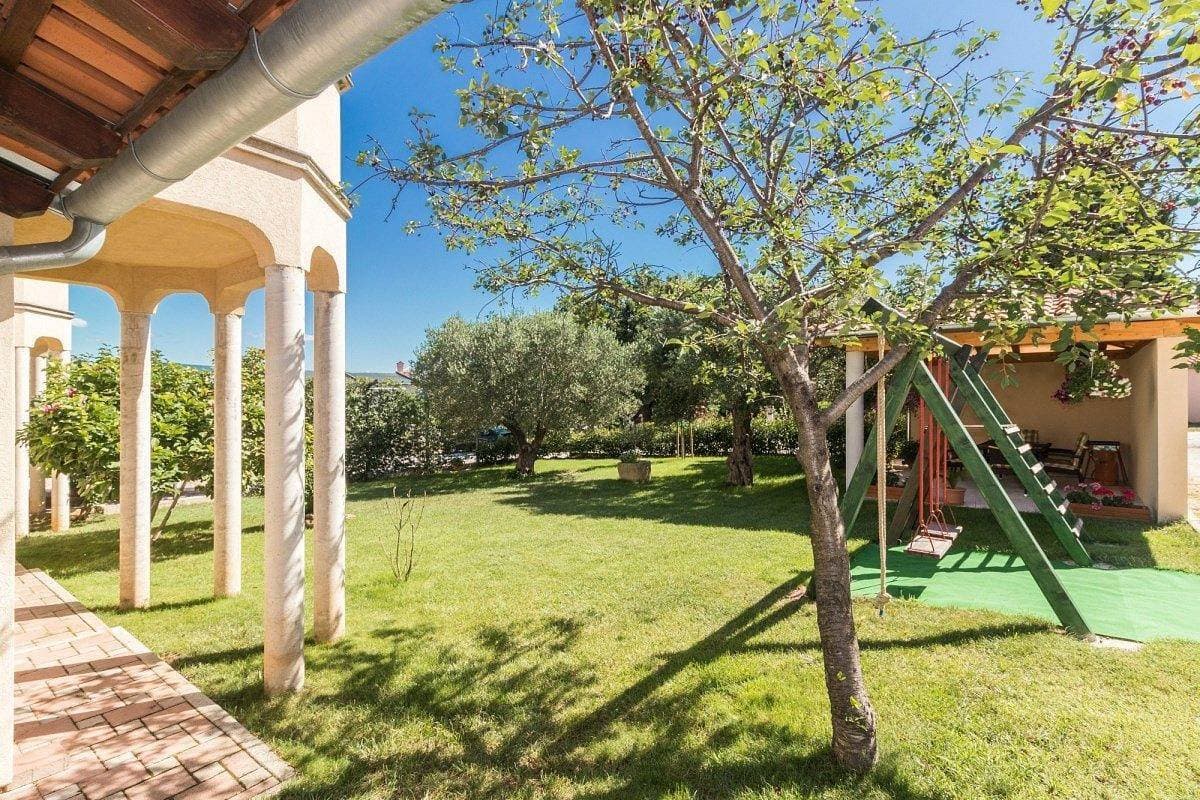 Foto 6 von 55: Ferienwohnung La Vista mit Meerblick und eigener Terrasse mit Grill auf dem Garten bei Pula