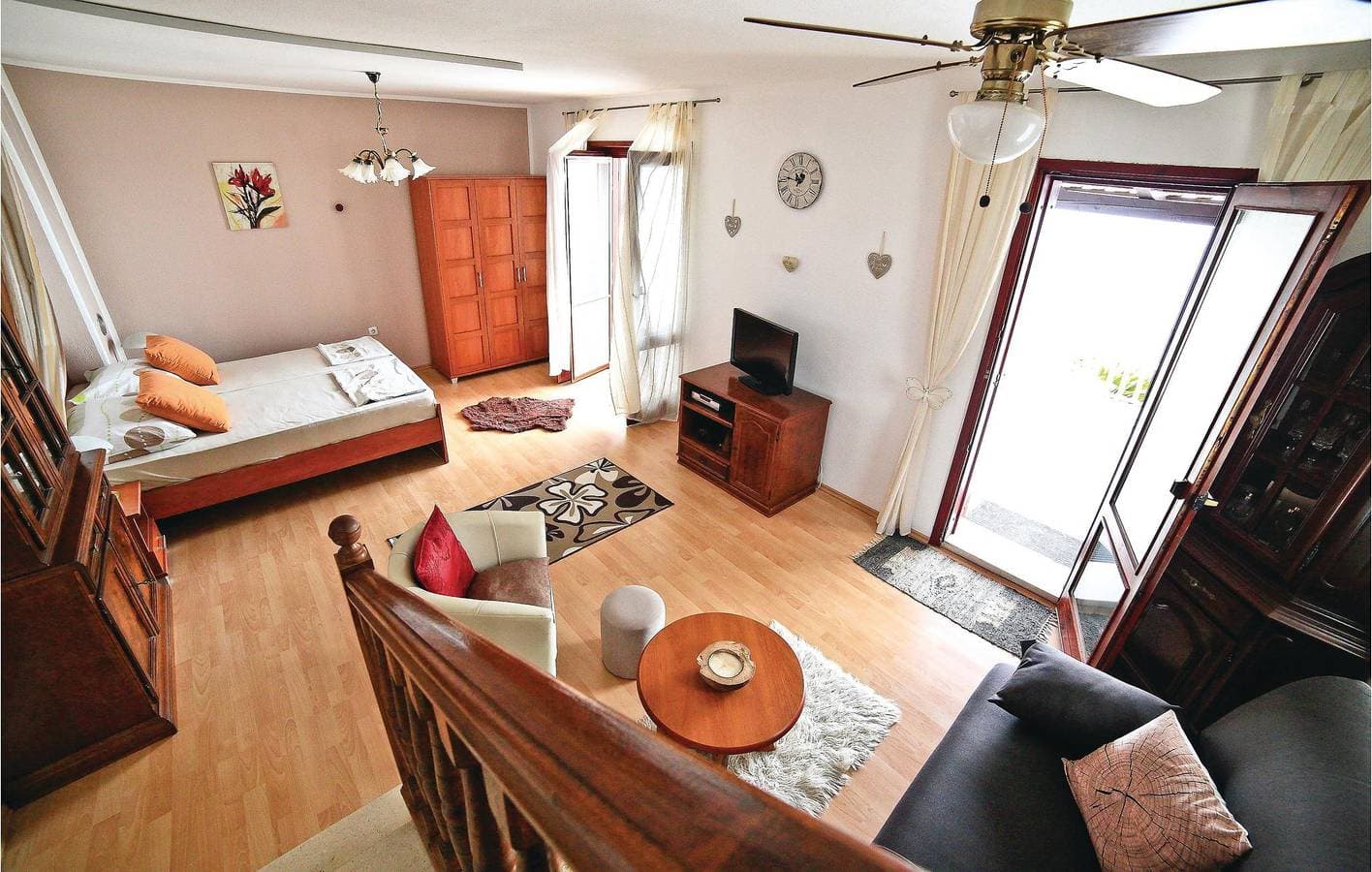 Foto 3 von 19: Gemütliche Ferienwohnung mit Terrasse, Parkplatz und WLAN in der Nähe des Strandes Uvala Bočići