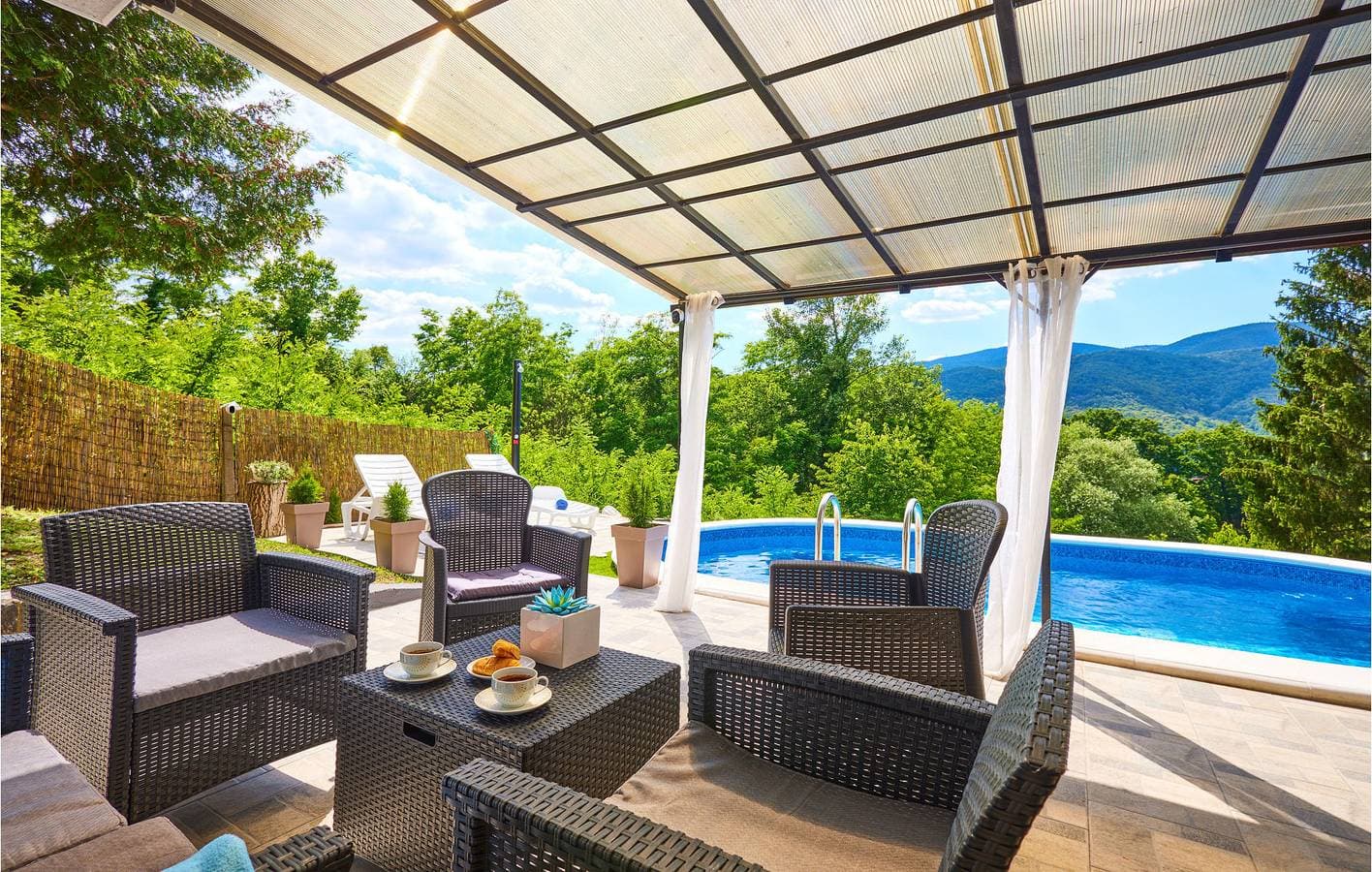 Foto 4 von 22: Charmante 76 m² große Wohnung mit WLAN, Pool, Terrasse und Grill