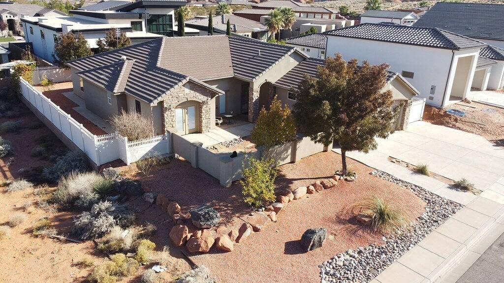 Foto 5 von 36: Eingezäunter Privatgarten und Luxushaus in der Nähe des Zions National Parks und des Sand Hollow Reservats