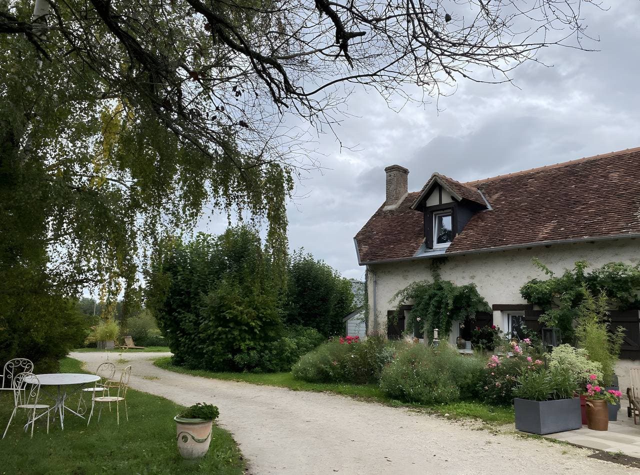 Foto 6 von 19: Gästezimmer 'La Coudraie' mit gemeinsamer Terrasse und gemeinsamem Garten