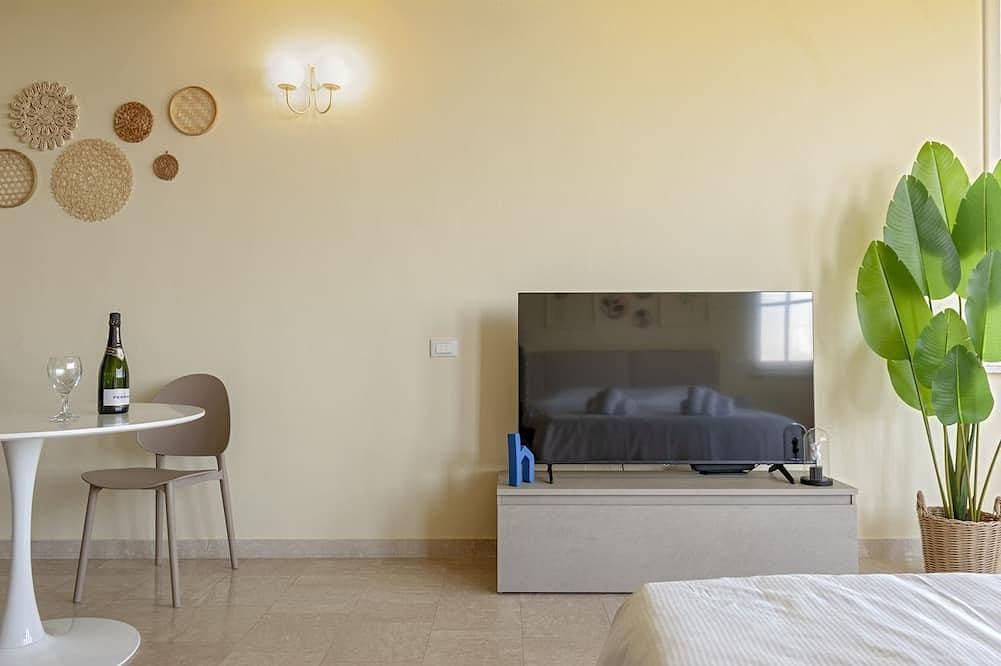 Foto 9 von 20: The recently renovated apartment is a small gem, perfect for two guests. The interiors are modern, thoughtfully designed, and finished with great attention to detail to ensure maximum comfort. It features a cozy double bedroom, a bright living area with