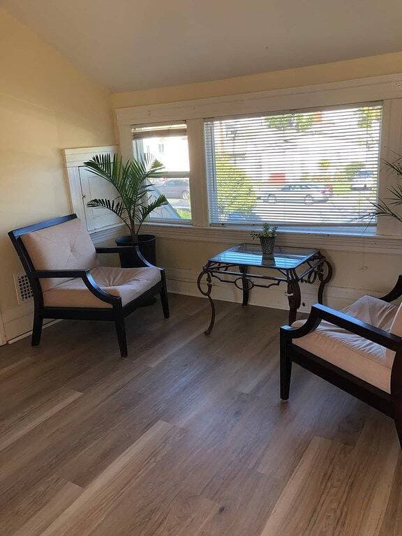 Foto 10 von 28: New Remodeled Studio in Oakland's Dimond District